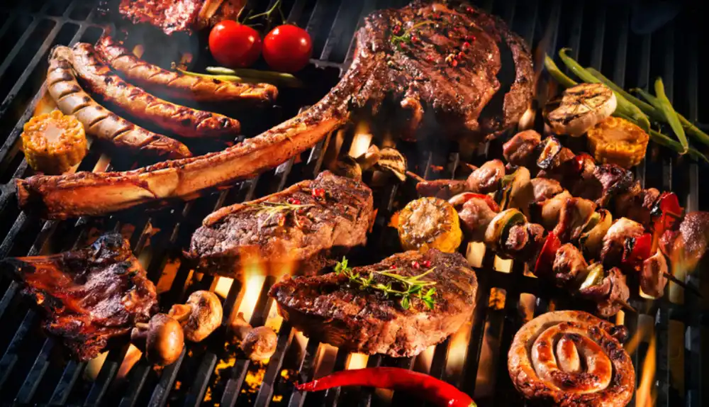 A vibrant keto meal featuring grilled beef, sausages, and mushroom, served at a Dubai restaurant.