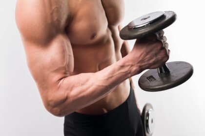 Personal Trainer Dubai doing cross body dumbbell hammer curls in Dubai