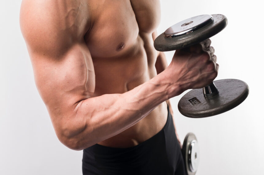 Personal Trainer Dubai doing cross body dumbbell hammer curls in Dubai