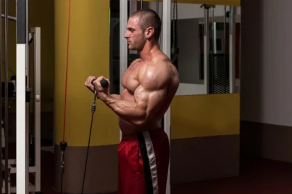 A young bodybuilder doing bicep curls on a cable